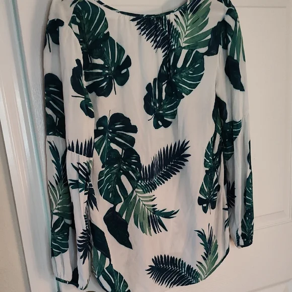 Old Navy Green Leaf Print Women's Blouse - Picture 3 of 3